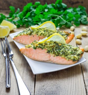 Filetes de salmón con costra de hierbas en freidora de aire