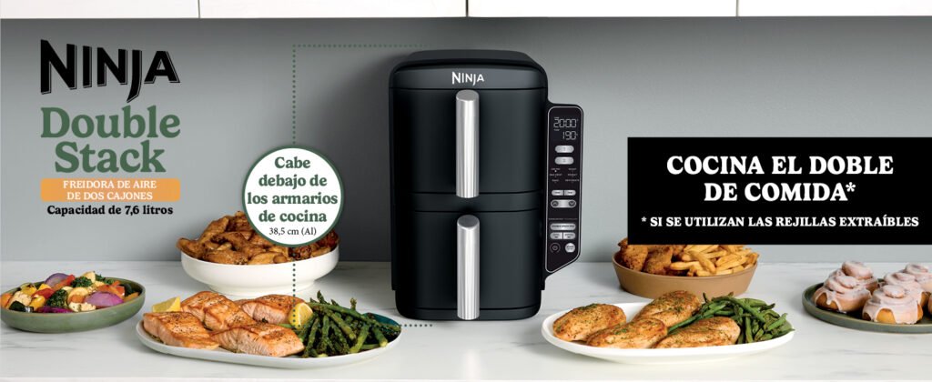 Freidora Ninja SL300EU bajo armario de cocina, mostrando su diseño compacto y platos preparados