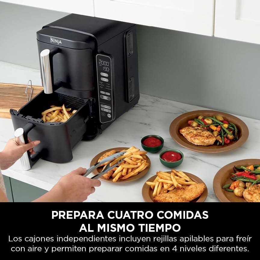 Persona utilizando la freidora Ninja SL300EU para preparar platos con patatas y filetes